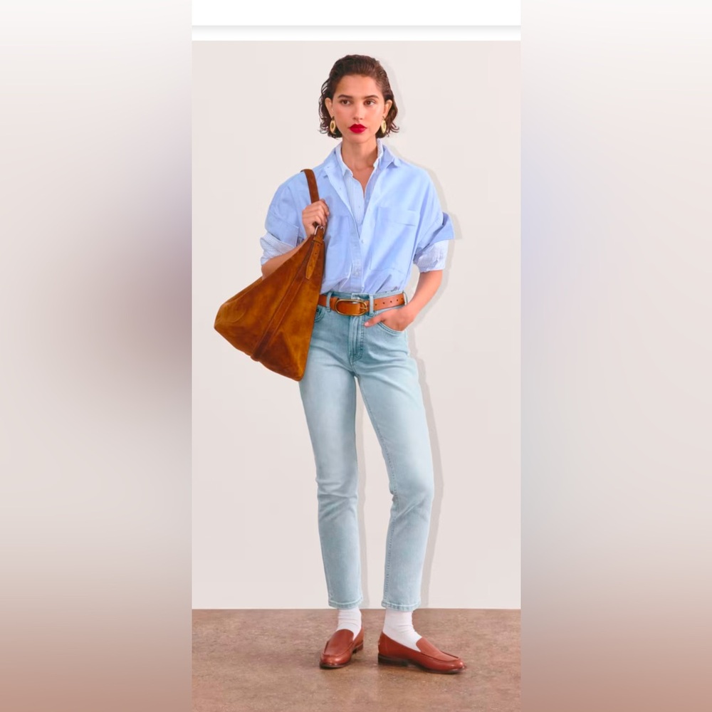 Everlane The original Cheeky Jean.  Light sky.
Size 26